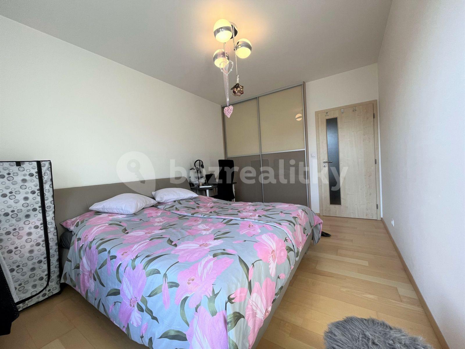 Prenájom bytu 3-izbový 78 m², Nademlejnská, Praha, Praha