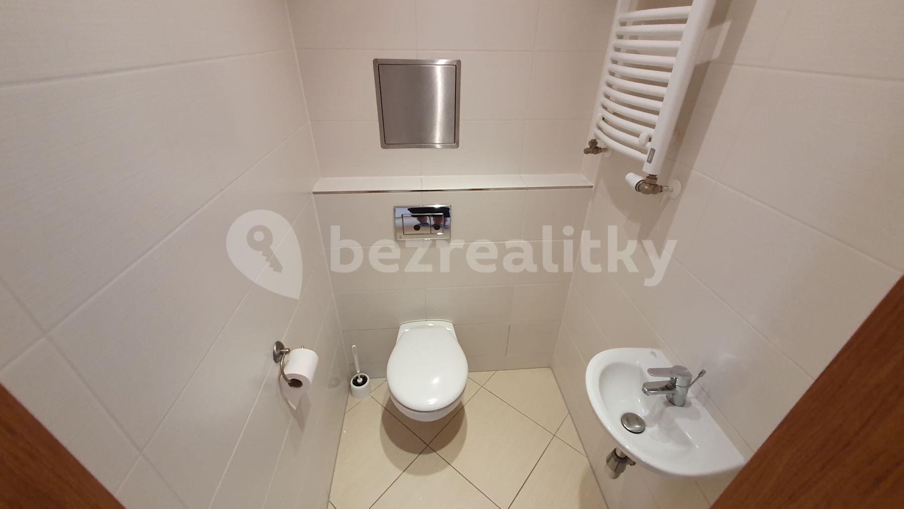 Prenájom bytu 3-izbový 103 m², Sazovická, Praha, Praha