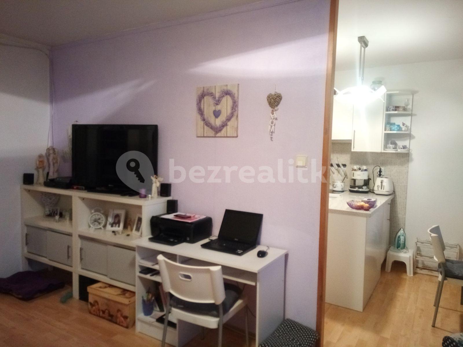 Prenájom bytu 3-izbový 60 m², Veltruská, Praha, Praha