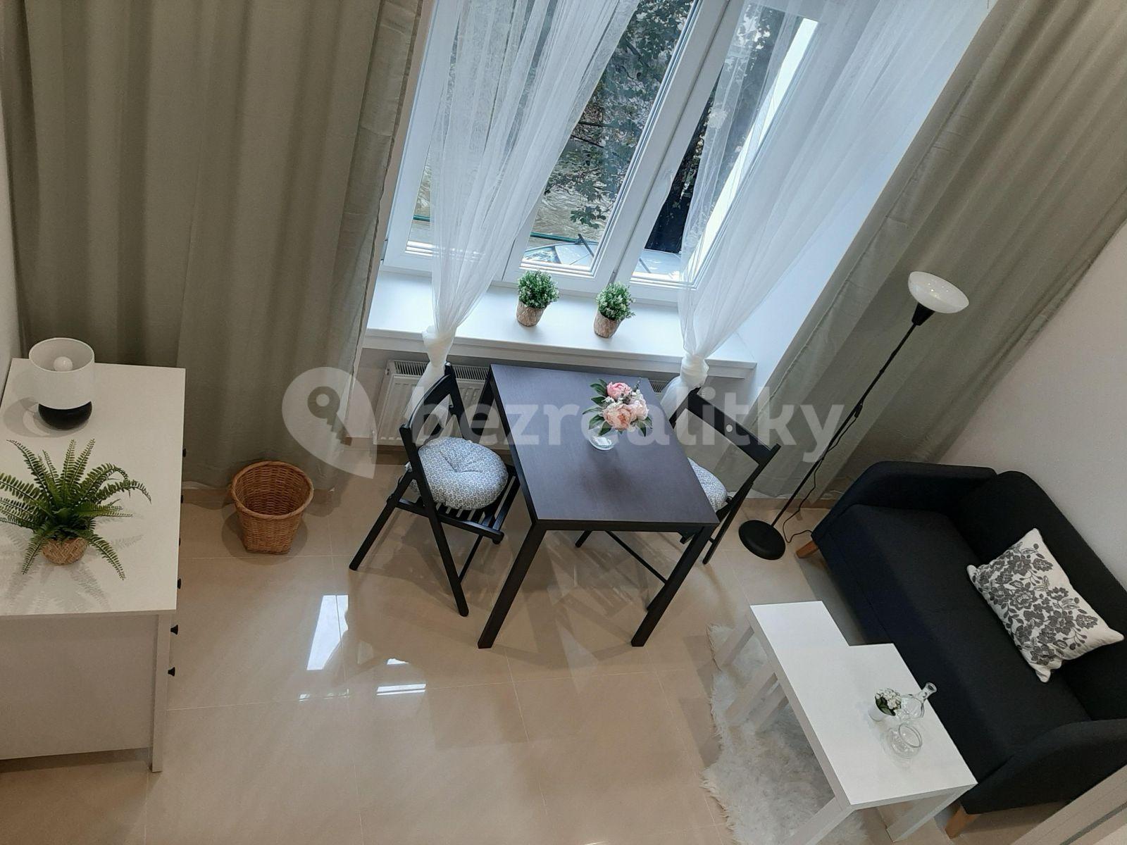 Prenájom bytu Garsoniéra 25 m², Nuselská, Praha, Praha