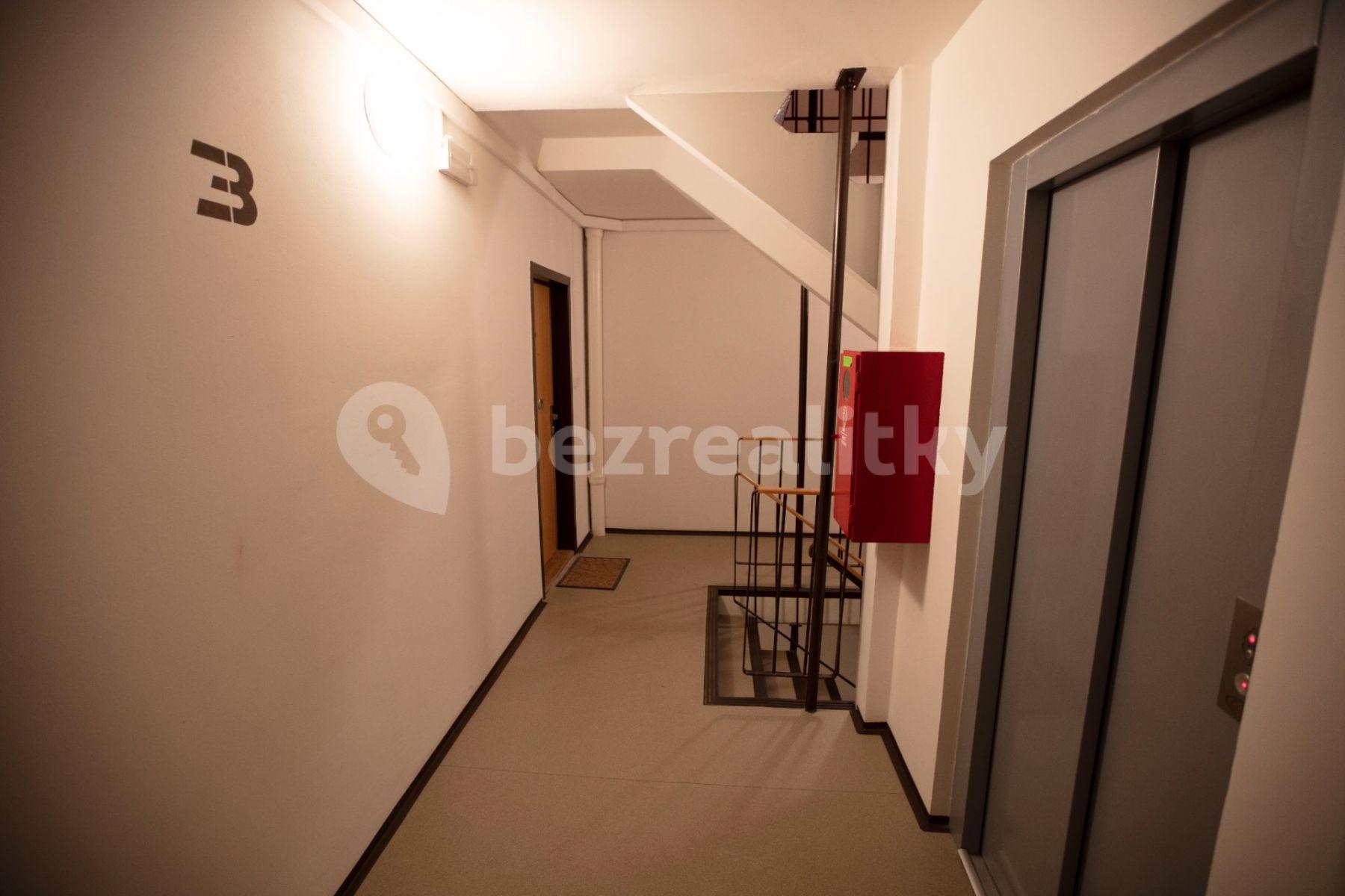 Prenájom bytu 3-izbový 67 m², Jažlovická, Praha, Praha