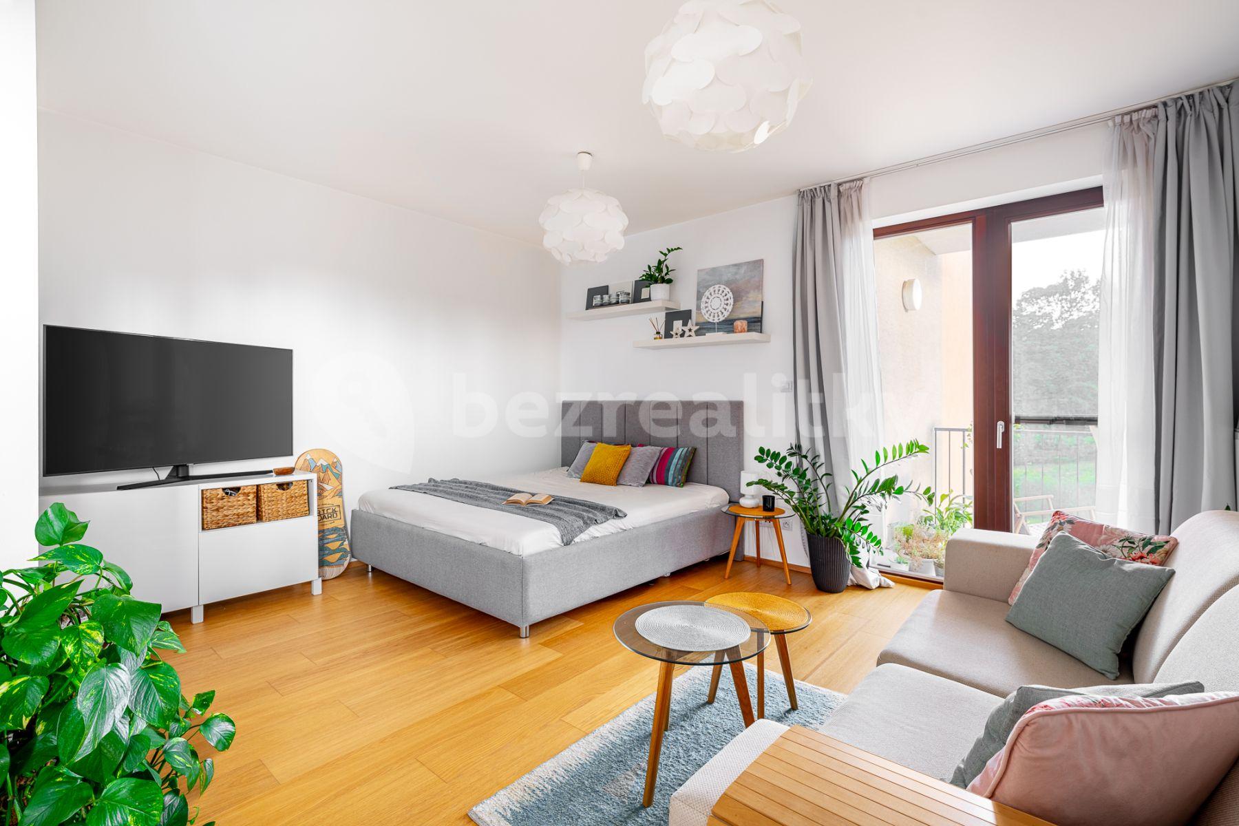 Prenájom bytu 1-izbový 42 m², Praha, Praha