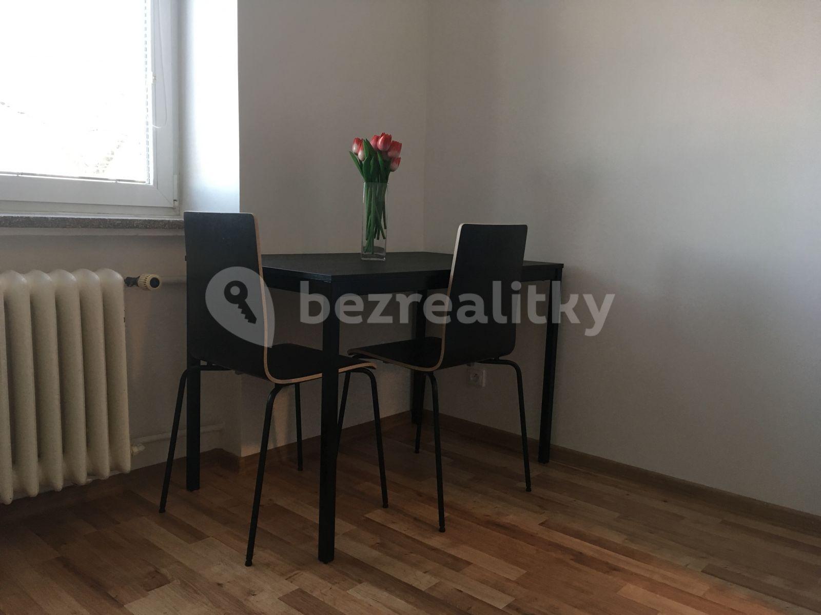 Prenájom bytu 1-izbový 32 m², Míru, Kladno, Středočeský kraj