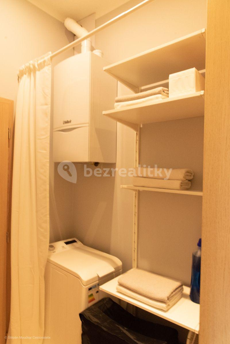 Prenájom bytu 2-izbový 35 m², Varšavská, Praha, Praha