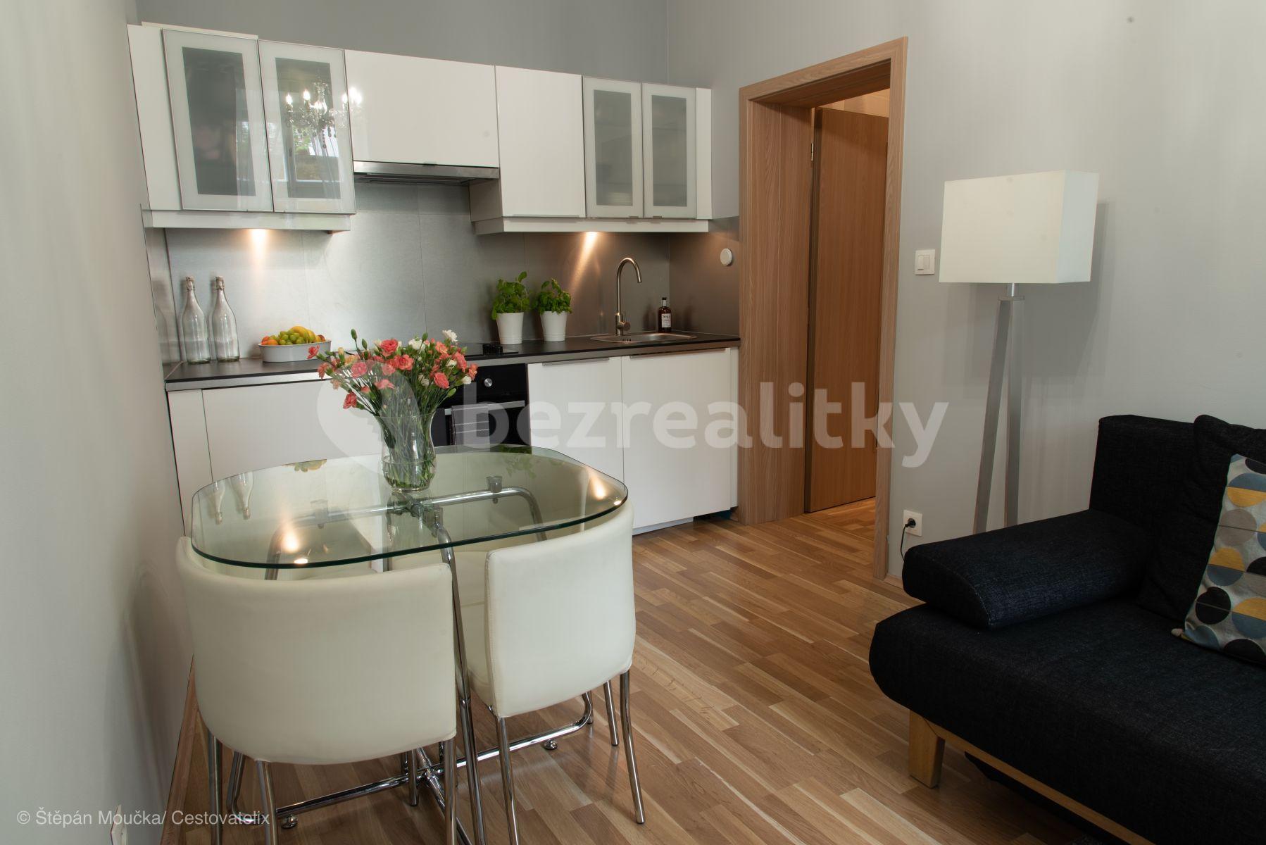 Prenájom bytu 2-izbový 35 m², Varšavská, Praha, Praha