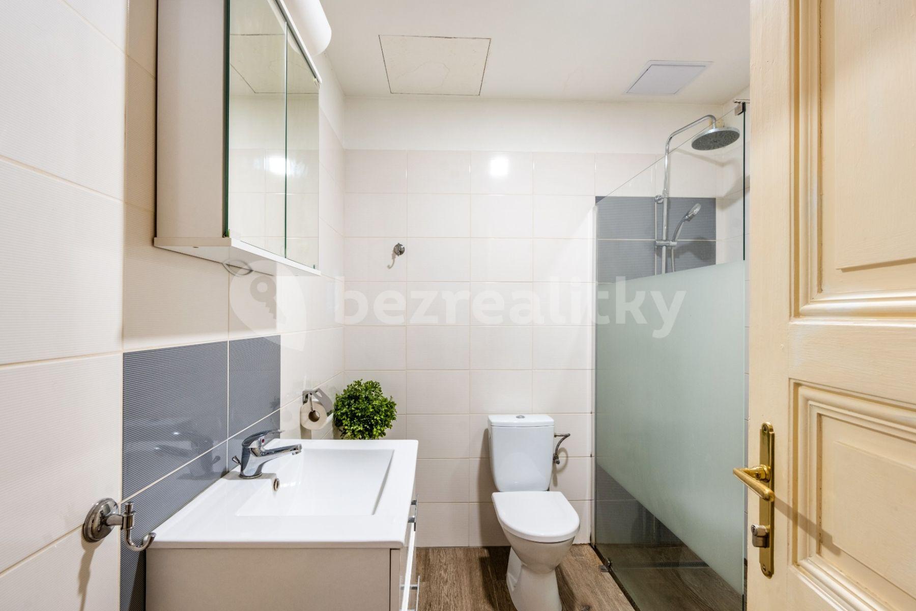 Prenájom bytu 1-izbový 29 m², Školská, Praha, Praha