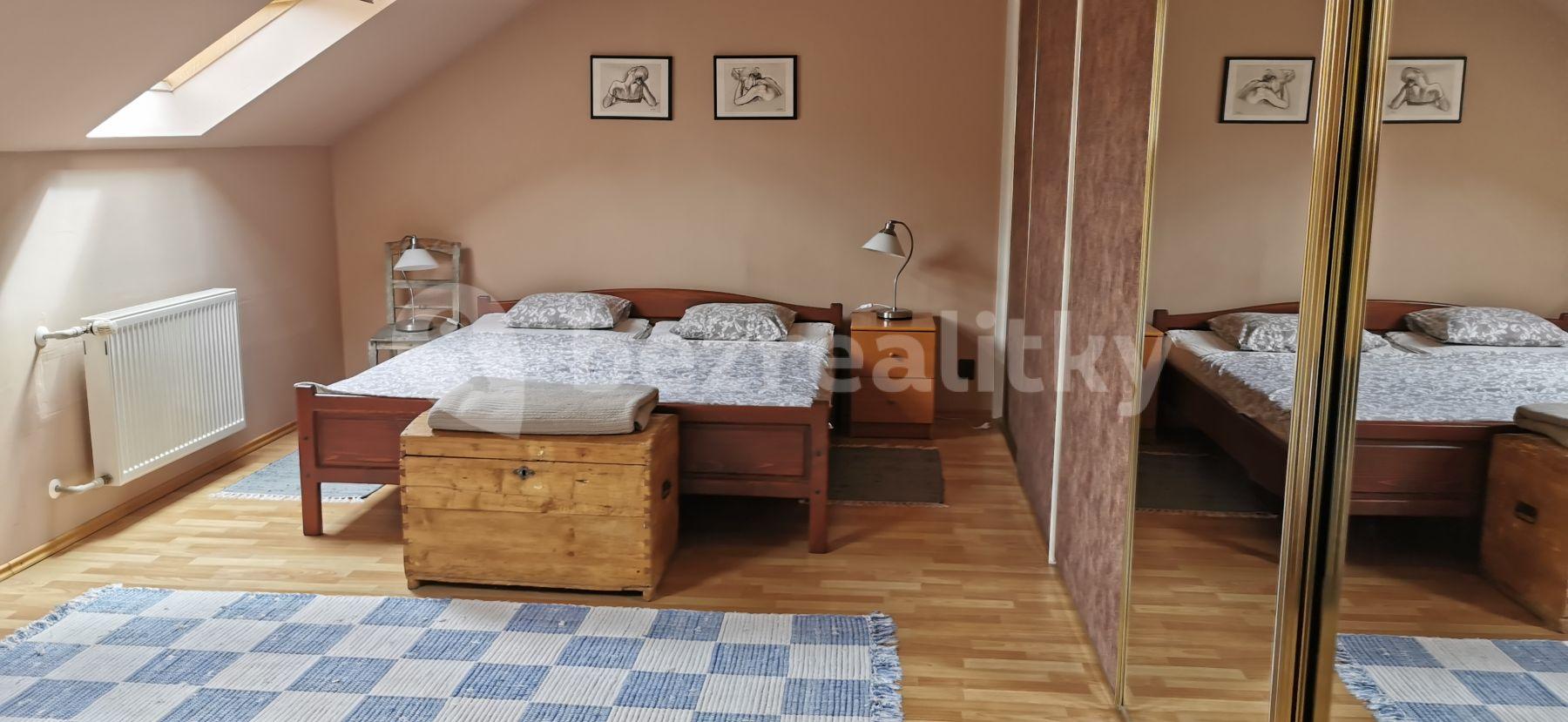 Prenájom bytu 4-izbový 180 m², Jiskrova, Praha, Praha