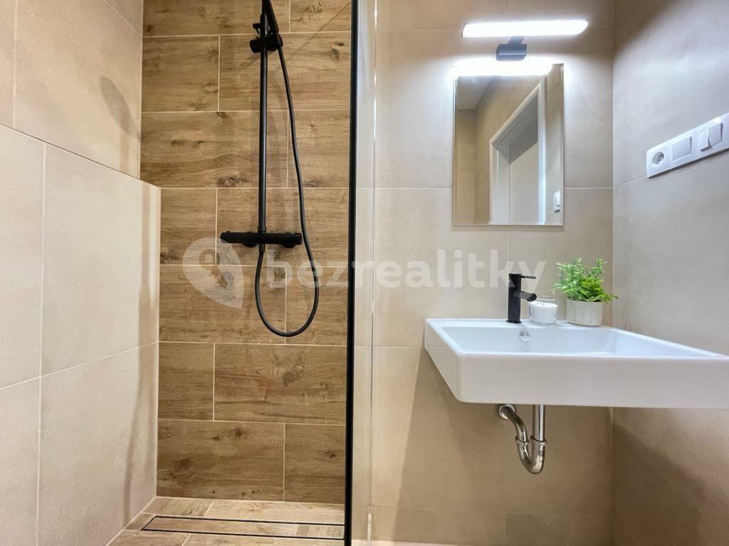 Prenájom bytu 4-izbový 75 m², Pertoldova, Praha, Praha