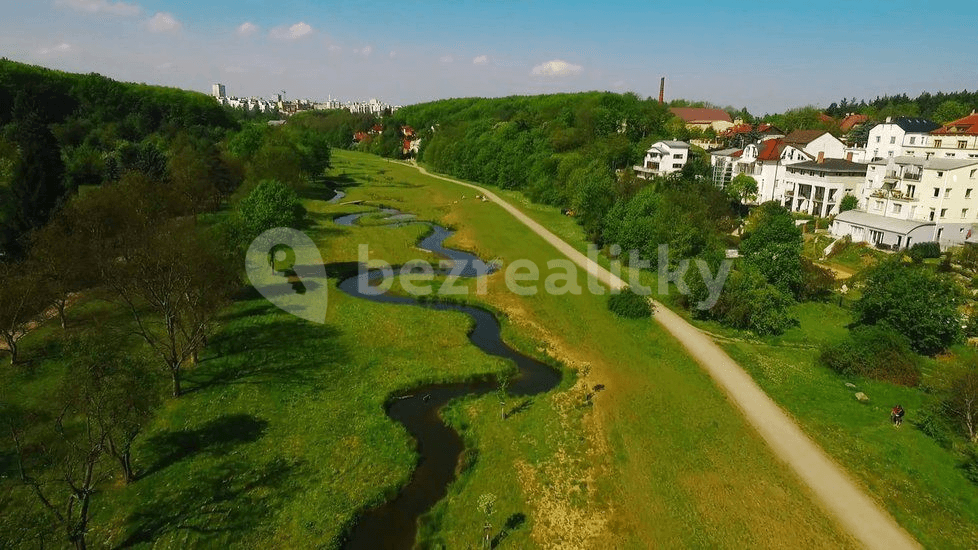 Prenájom bytu 2-izbový 72 m², Mezitraťová, Praha, Praha