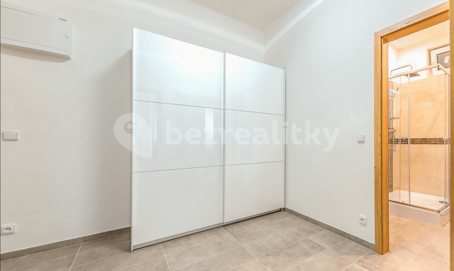 Prenájom bytu 2-izbový 53 m², Lucemburská, Praha, Praha