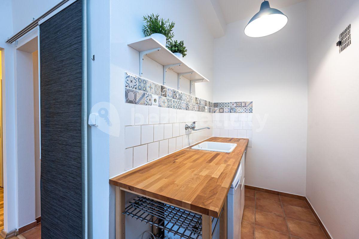 Prenájom bytu 1-izbový 32 m², 28. pluku, Praha, Praha