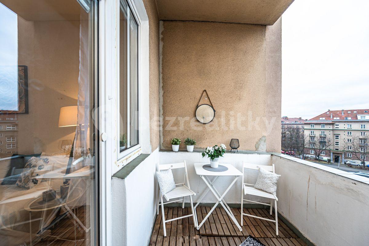 Prenájom bytu 1-izbový 32 m², 28. pluku, Praha, Praha