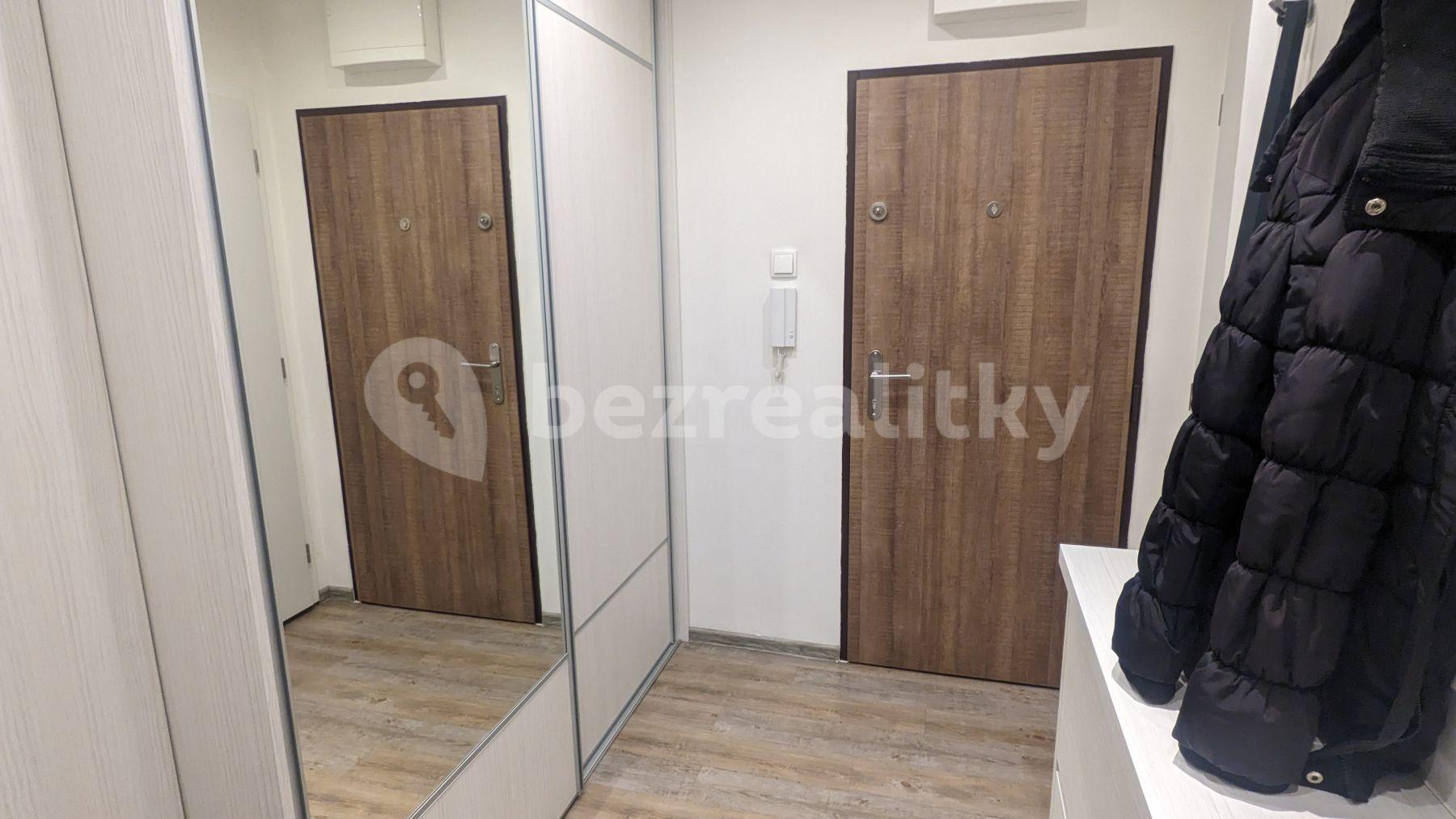 Prenájom bytu 4-izbový 80 m², Dobevská, Praha, Praha