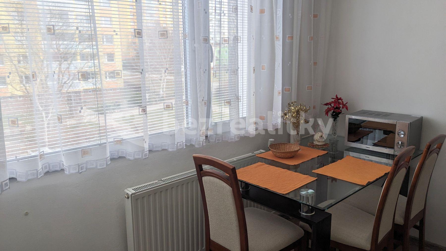 Prenájom bytu 4-izbový 80 m², Dobevská, Praha, Praha