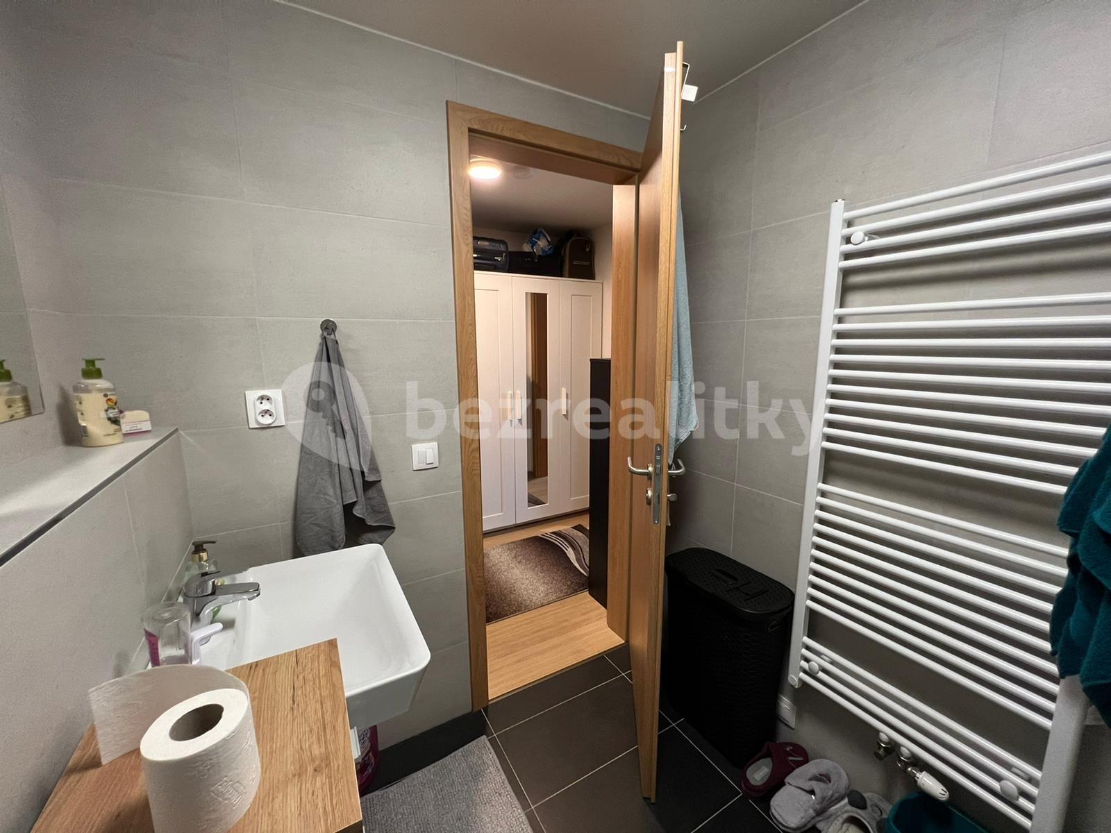 Prenájom bytu 1-izbový 42 m², Vrátnická, Praha, Praha