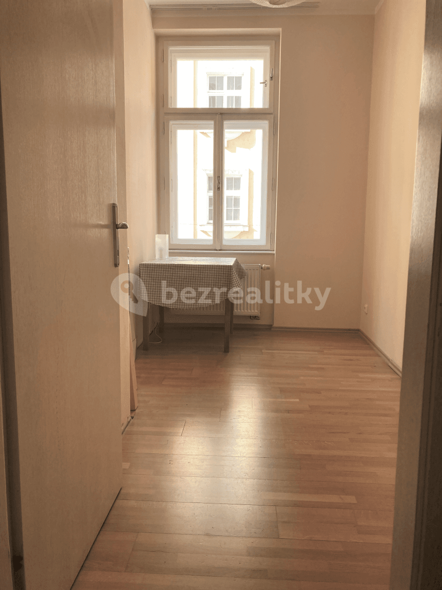 Prenájom bytu 3-izbový 45 m², Umělecká, Praha, Praha