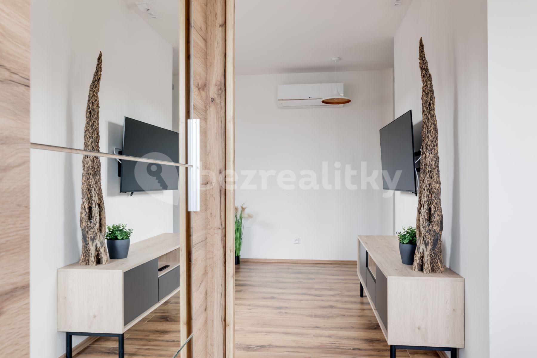 Prenájom bytu 1-izbový 43 m², Jažlovická, Říčany, Středočeský kraj