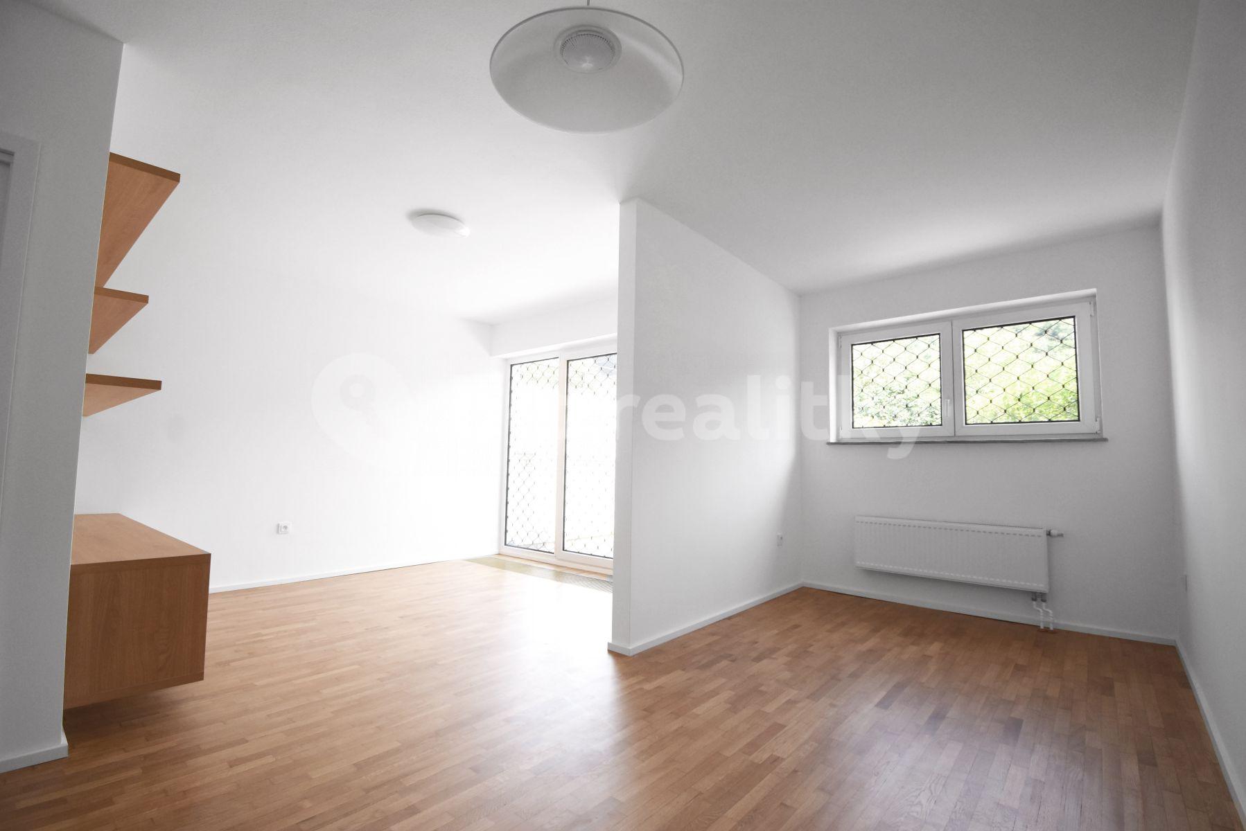 Prenájom bytu Garsoniéra 50 m², U Vojanky, Praha, Praha