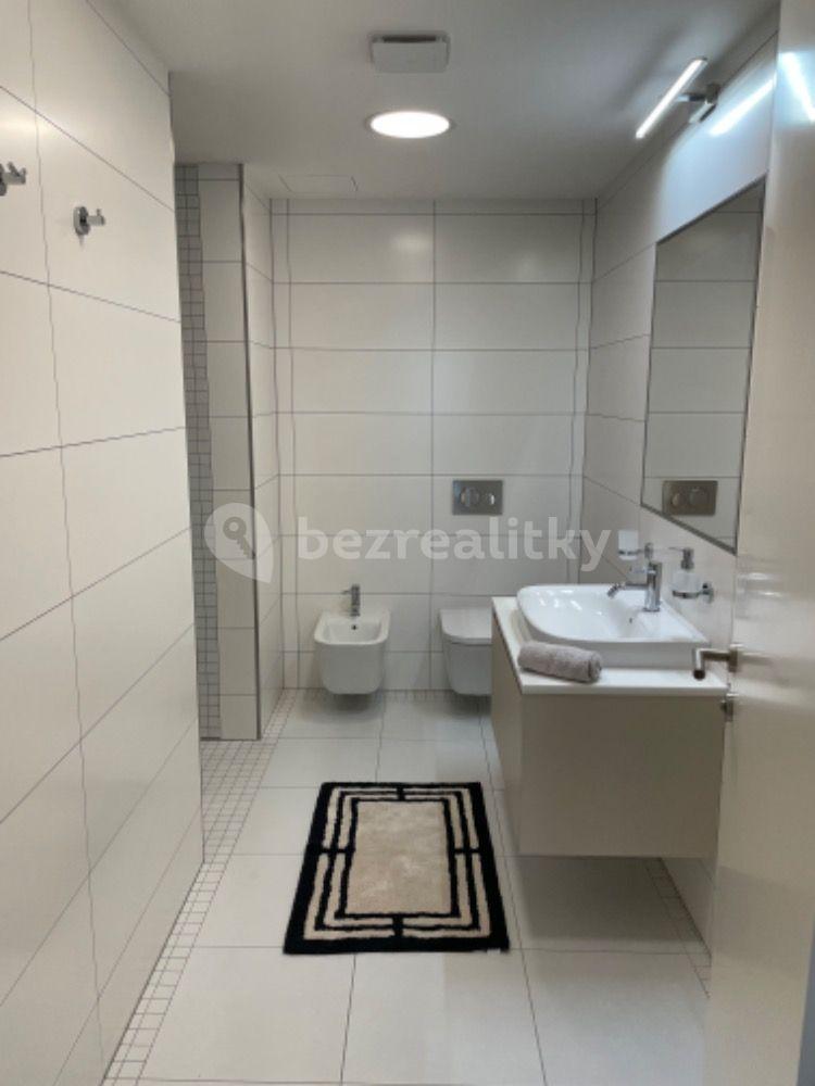 Prenájom bytu 3-izbový 172 m², Hradešínská, Praha, Praha