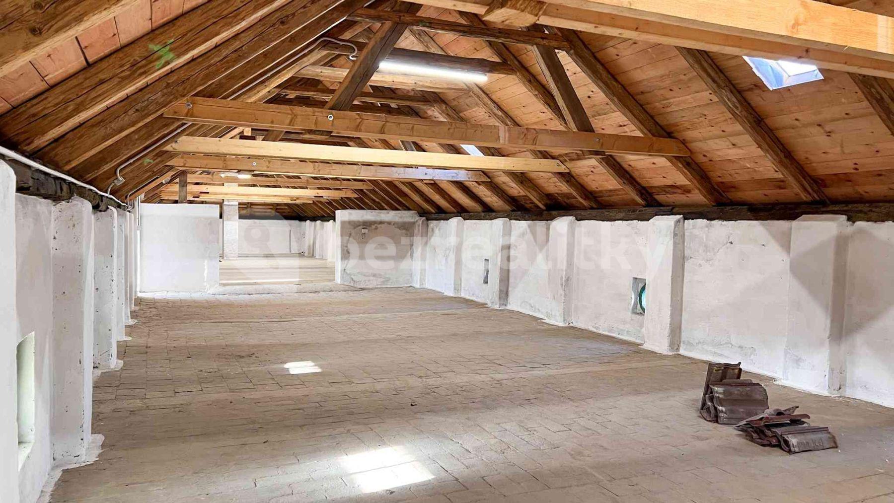 Prenájom nebytového priestoru 329 m², Tismice, Středočeský kraj