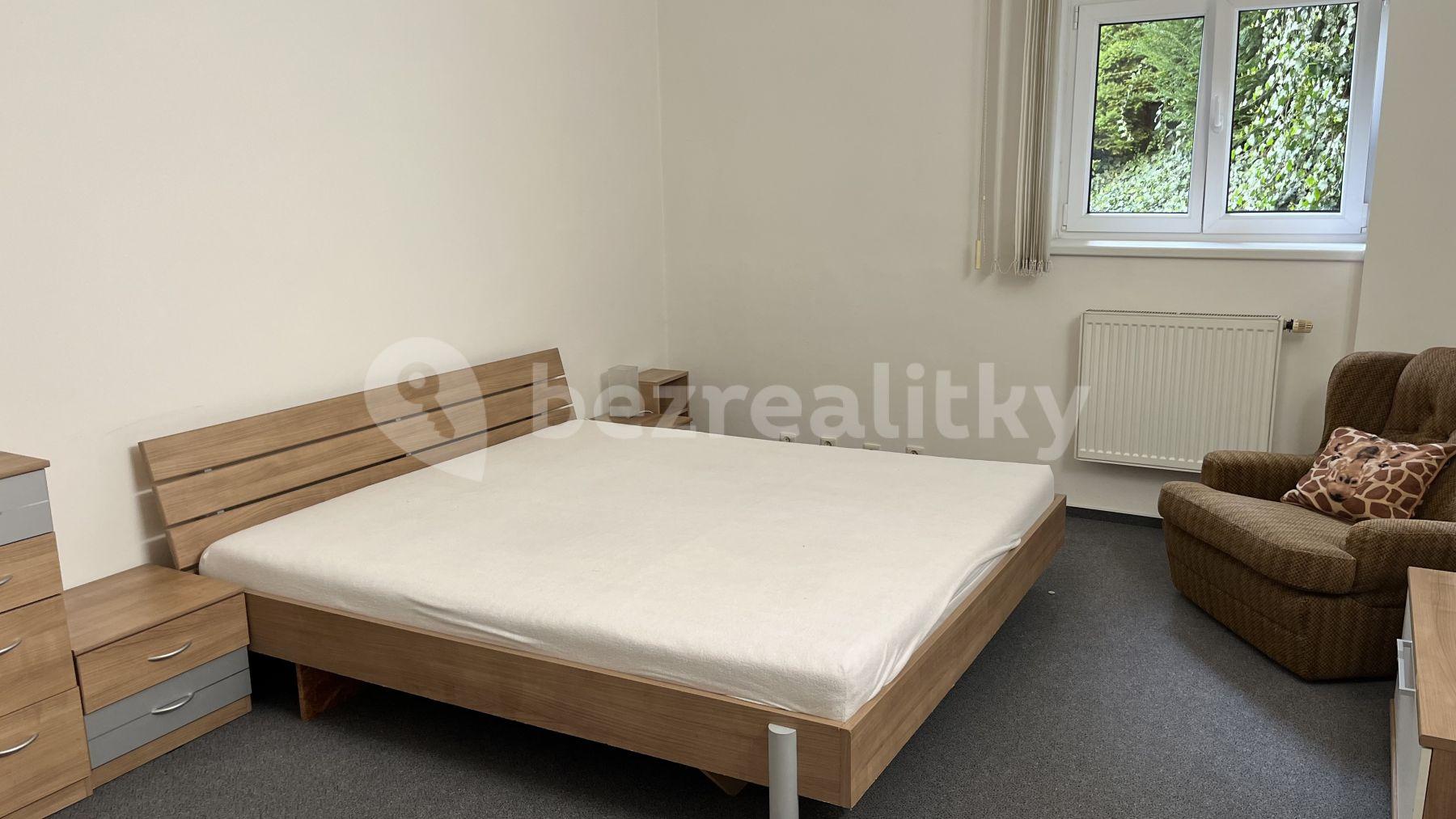 Prenájom bytu 80 m², Cetyňská, Praha, Praha