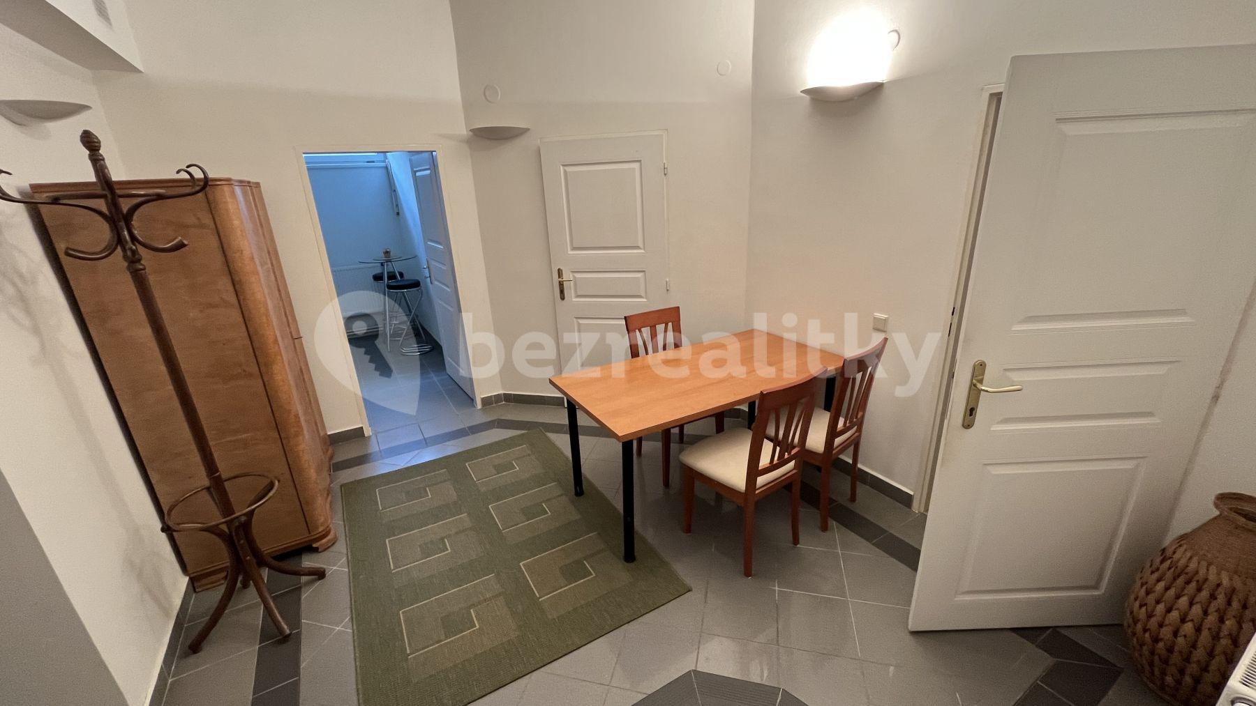 Prenájom bytu 80 m², Cetyňská, Praha, Praha