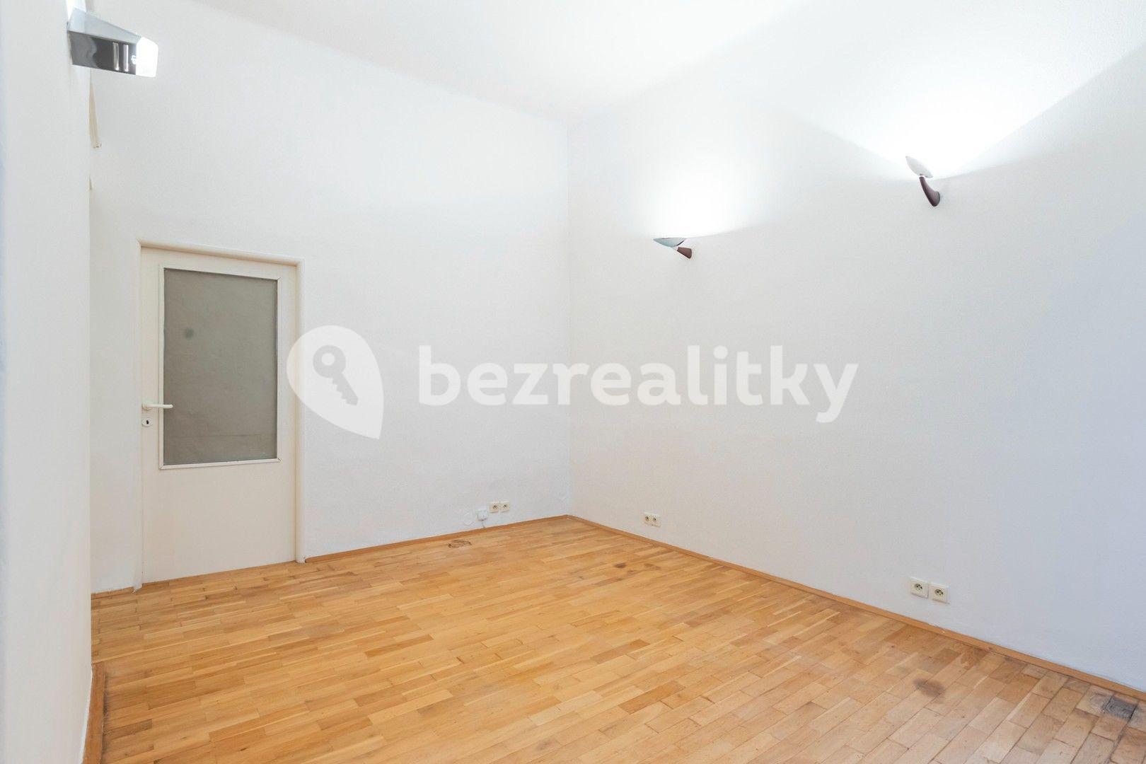 Prenájom bytu 3-izbový 73 m², Roháčova, Praha, Praha