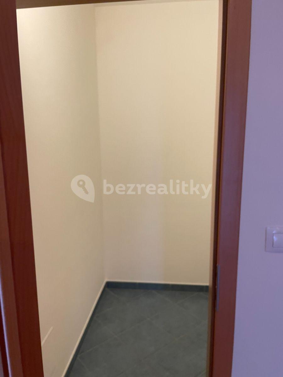 Prenájom bytu 3-izbový 80 m², Kabešova, Praha, Praha