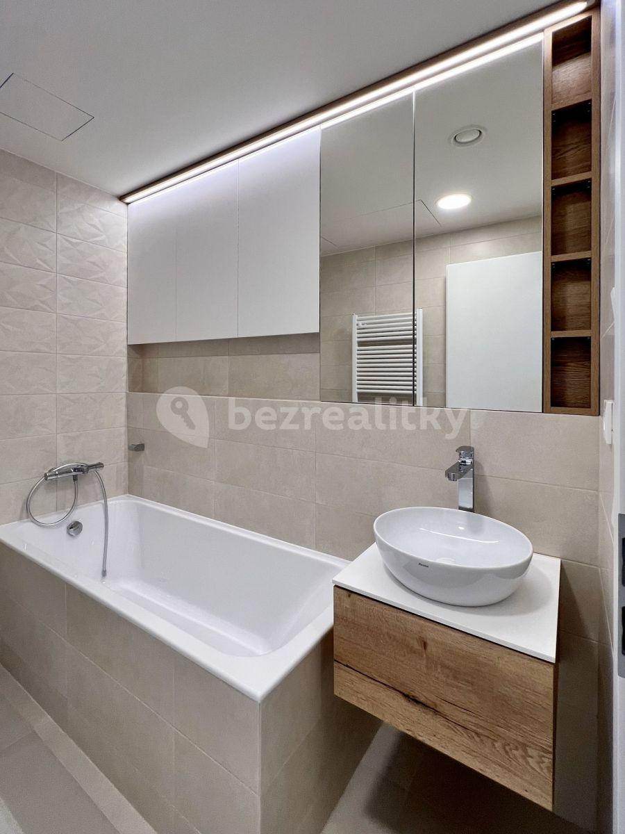 Prenájom bytu 3-izbový 64 m², U Plynárny, Praha, Praha