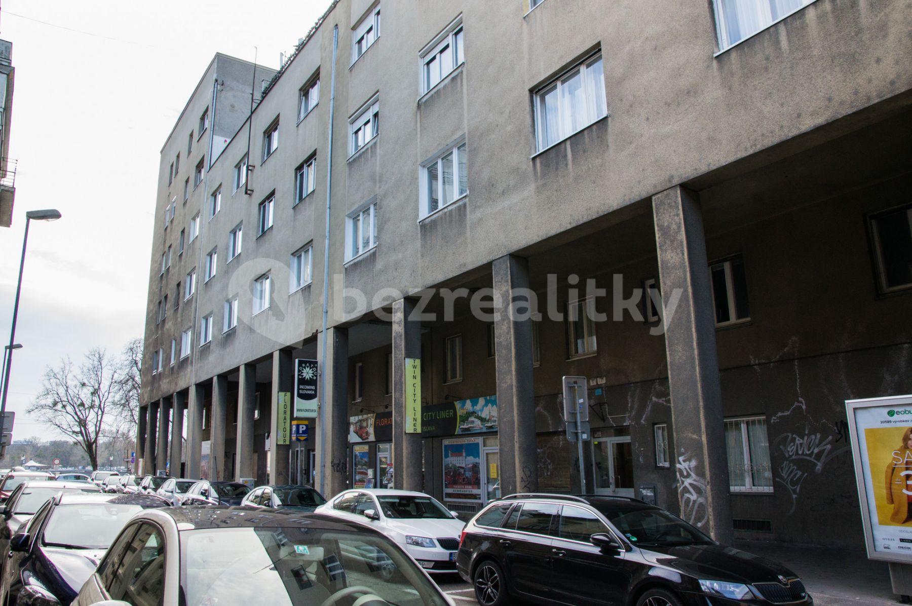 Prenájom bytu 3-izbový 55 m², Kúpeľná, Bratislava - mestská časť Staré Mesto, Bratislavský kraj