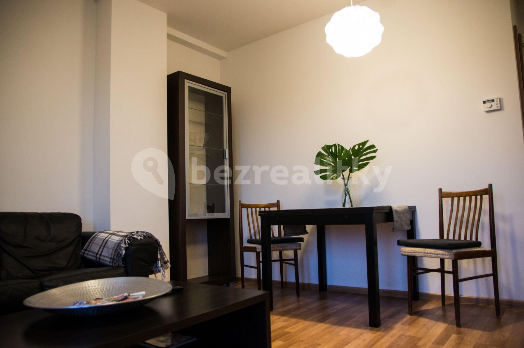 Prenájom bytu 3-izbový 55 m², Kúpeľná, Bratislava - mestská časť Staré Mesto, Bratislavský kraj