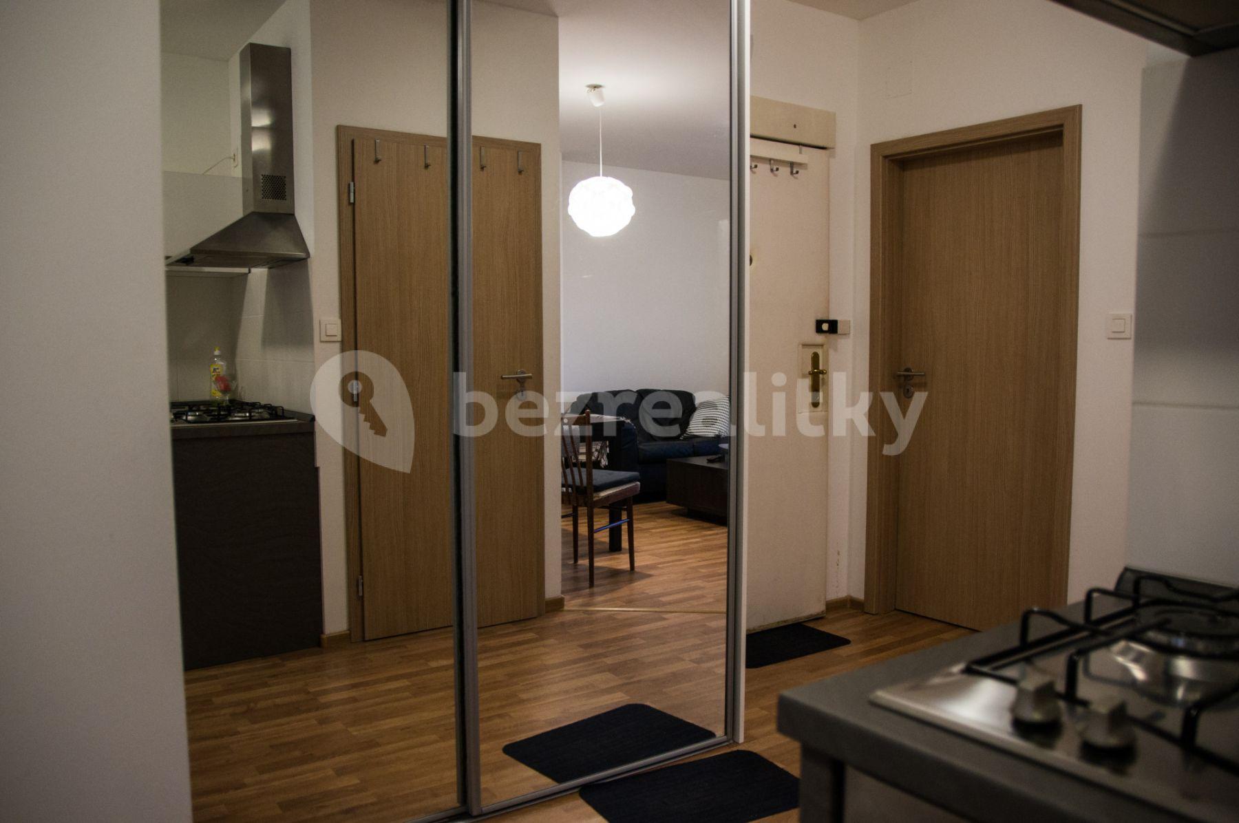 Prenájom bytu 3-izbový 55 m², Kúpeľná, Bratislava - mestská časť Staré Mesto, Bratislavský kraj