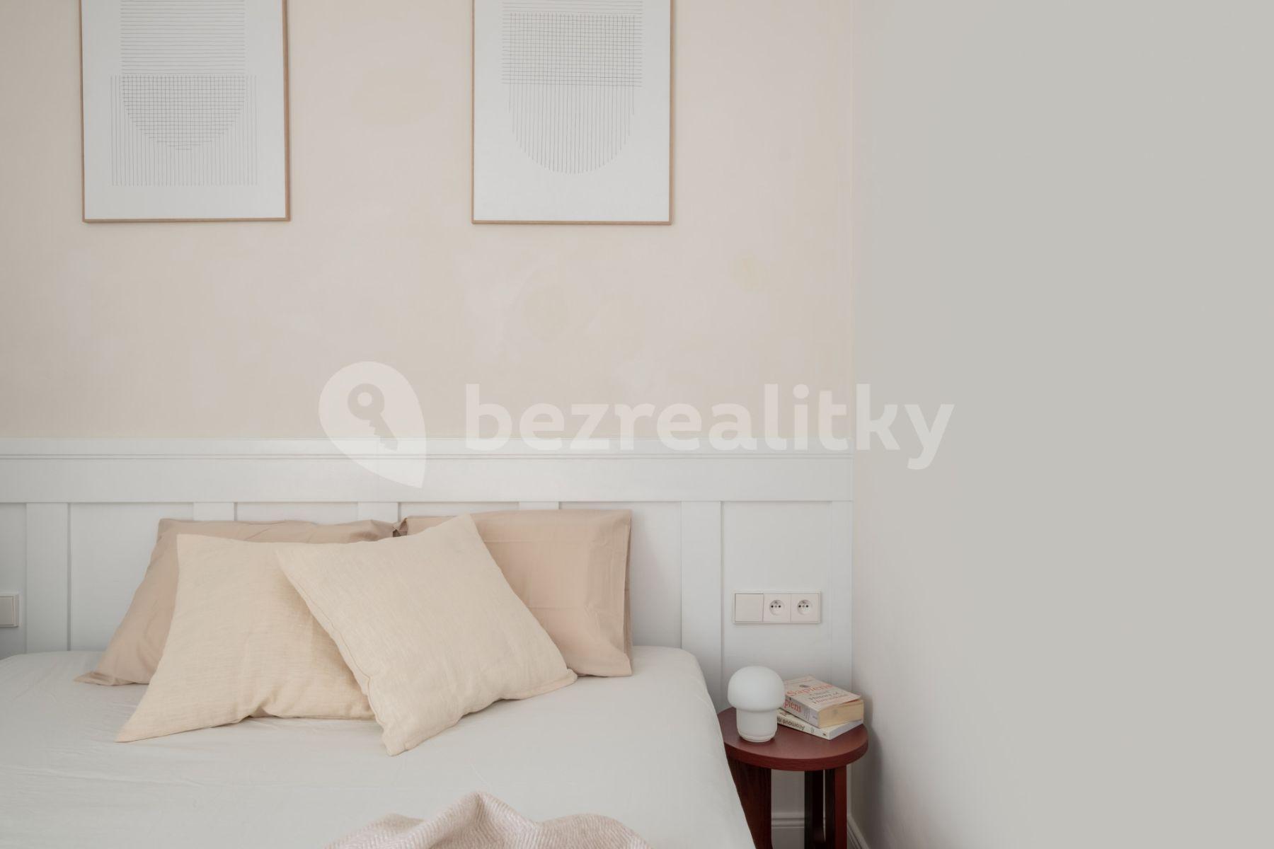 Prenájom bytu 2-izbový 35 m², Sevastopolská, Praha, Praha