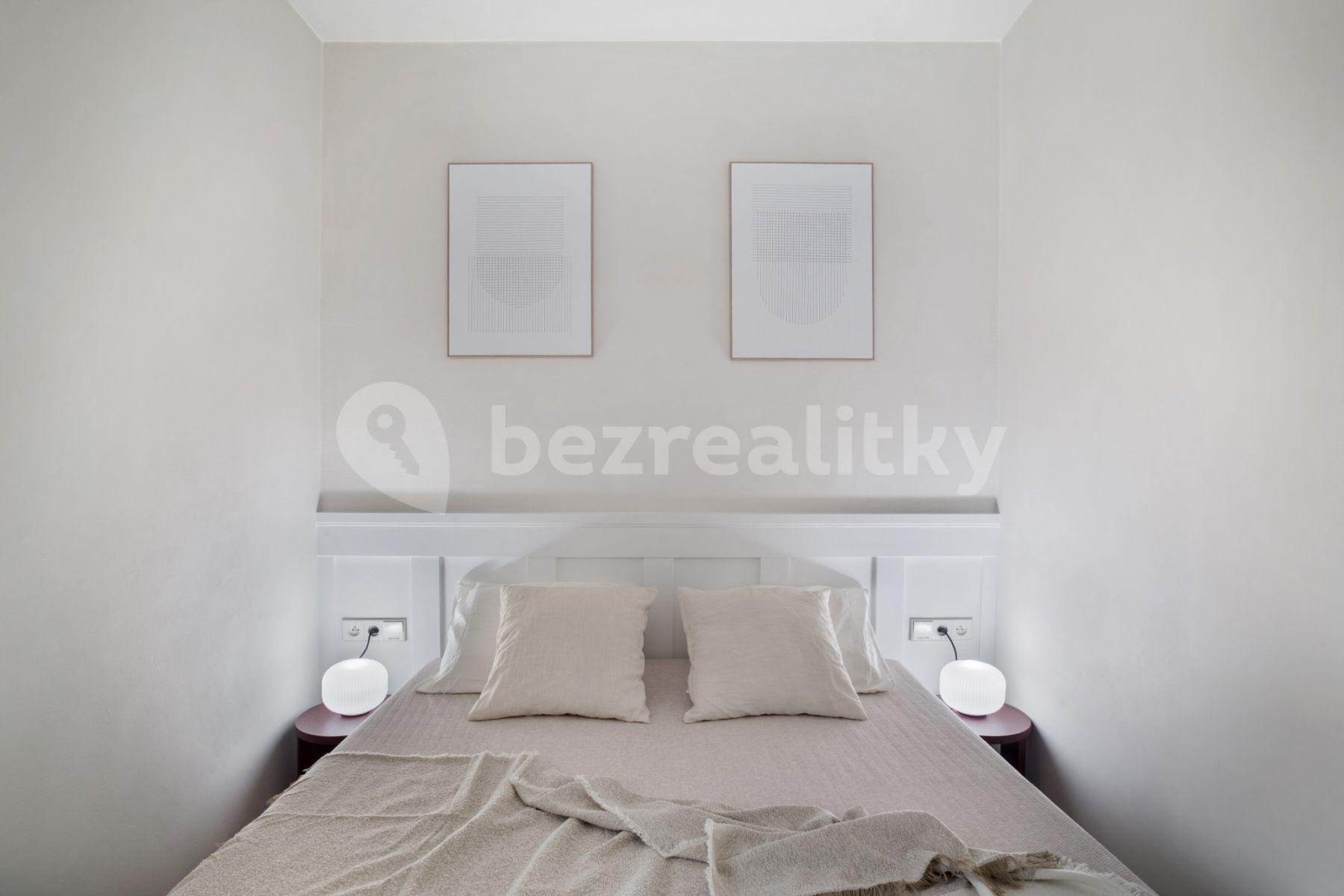 Prenájom bytu 2-izbový 35 m², Sevastopolská, Praha, Praha