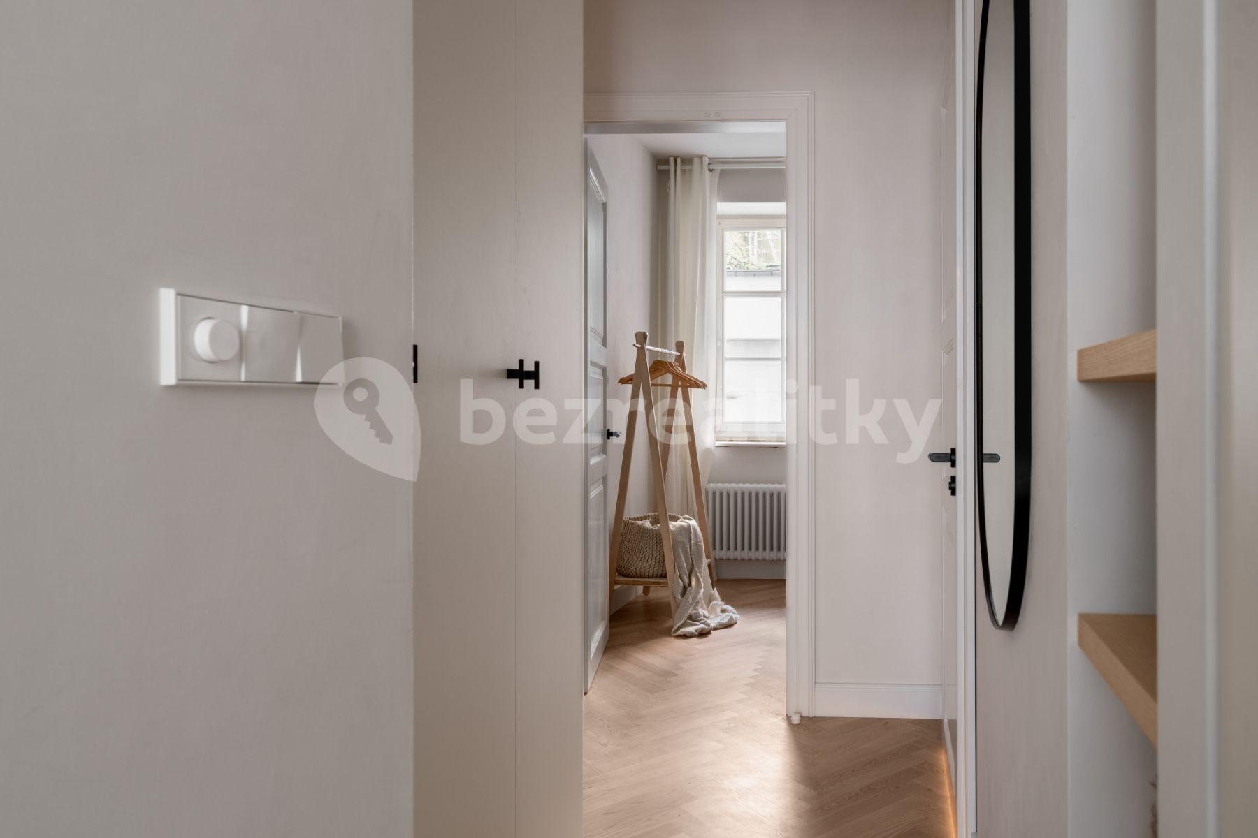 Prenájom bytu 2-izbový 35 m², Sevastopolská, Praha, Praha