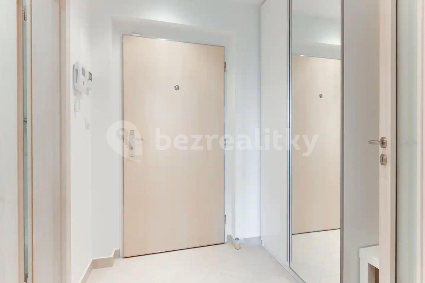 Prenájom bytu 1-izbový 32 m², Olšanská, Praha, Praha