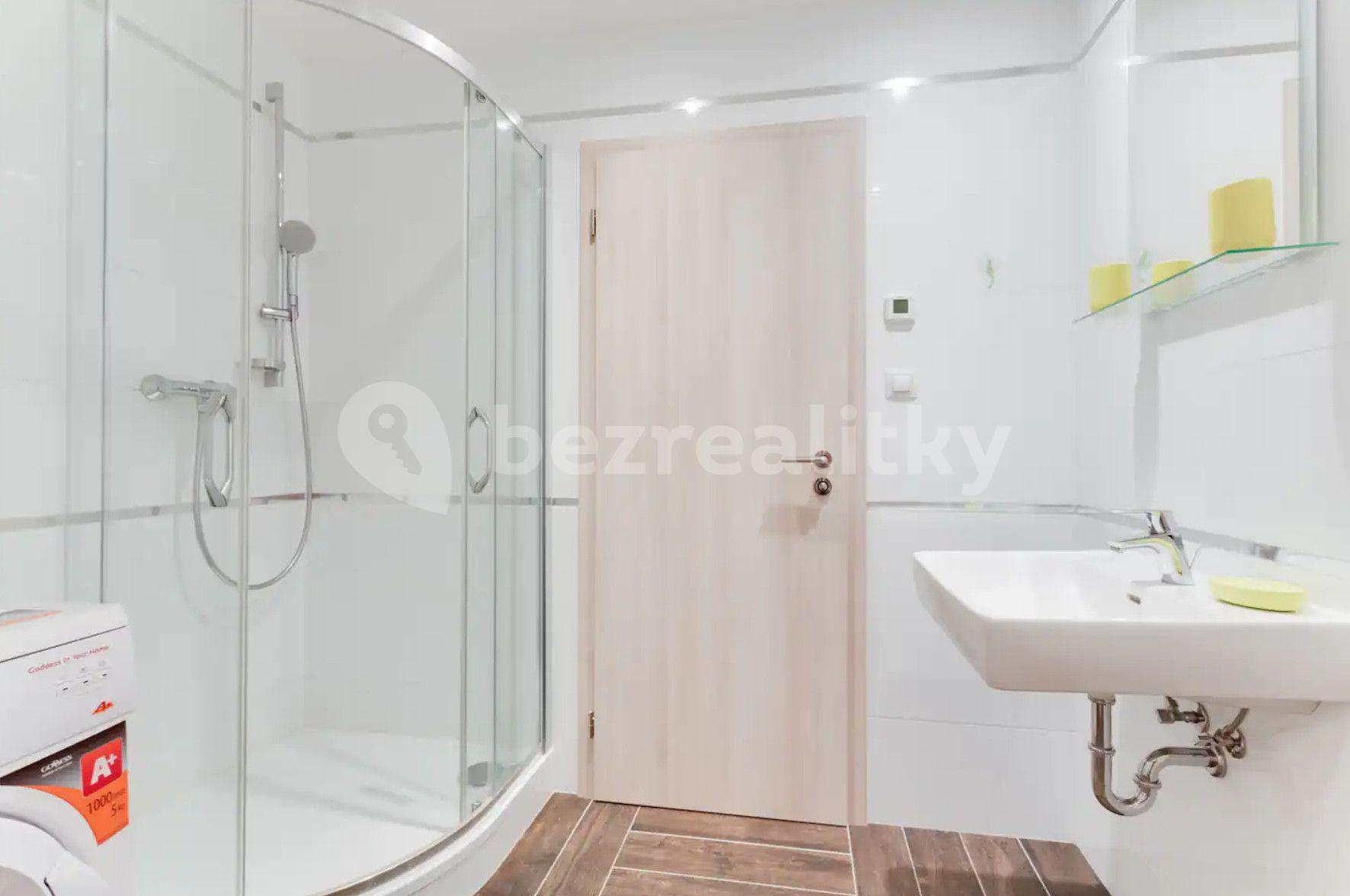 Prenájom bytu 1-izbový 32 m², Olšanská, Praha, Praha