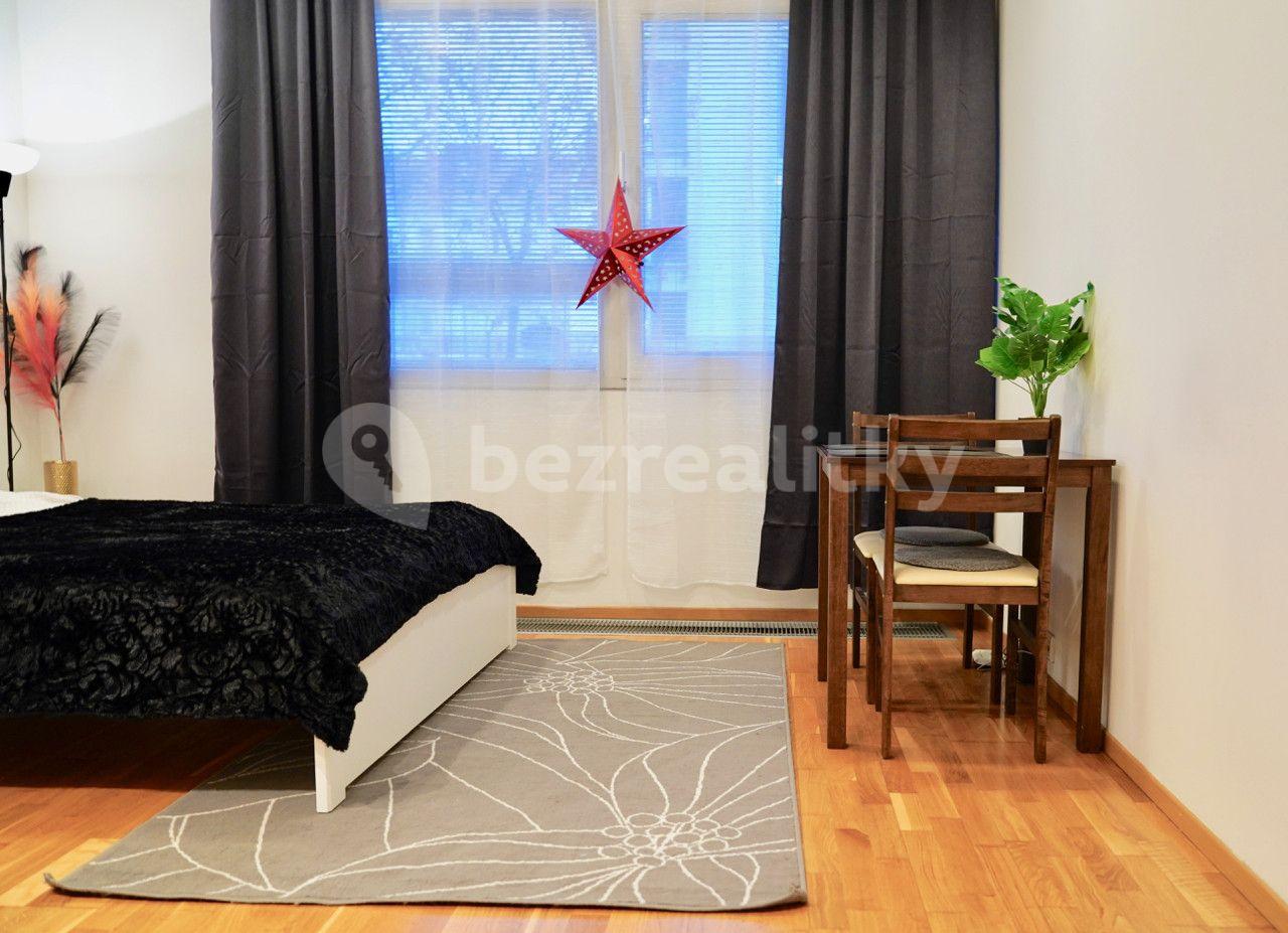 Prenájom bytu 1-izbový 29 m², Korunní, Praha, Praha