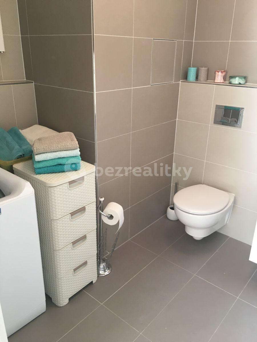 Prenájom bytu 2-izbový 37 m², Učňovská, Praha, Praha