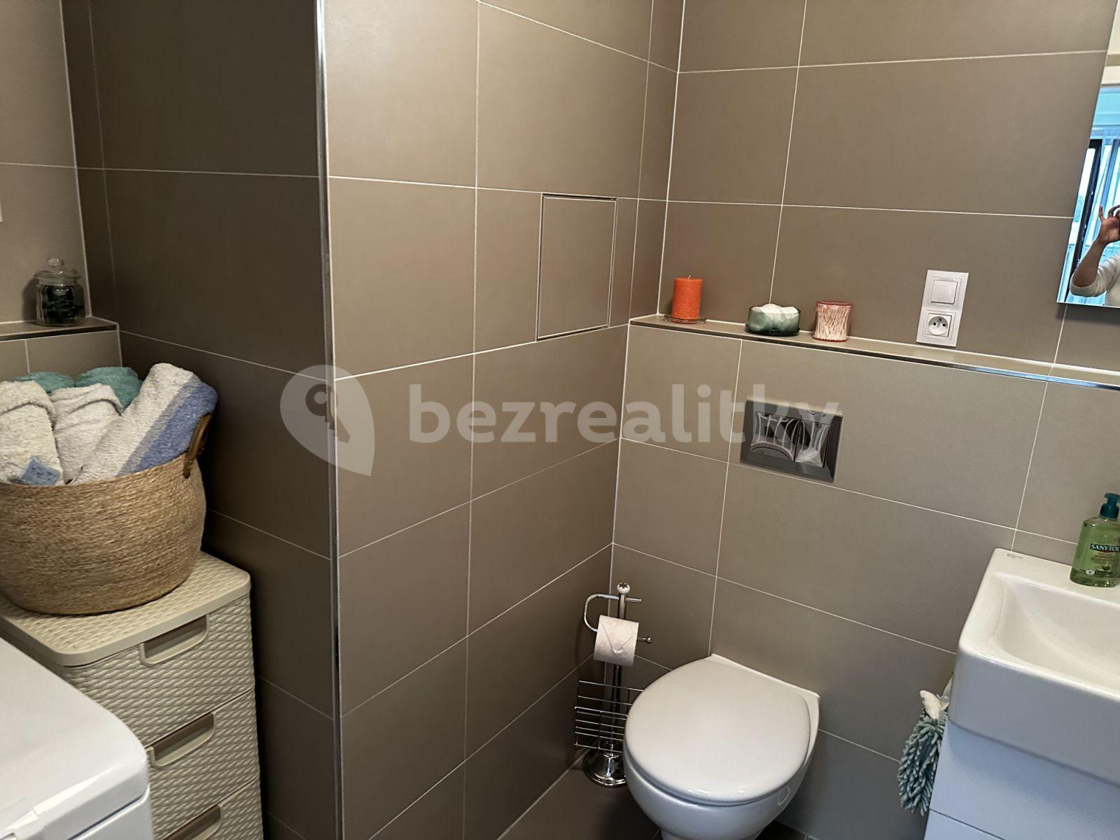 Prenájom bytu 2-izbový 37 m², Učňovská, Praha, Praha