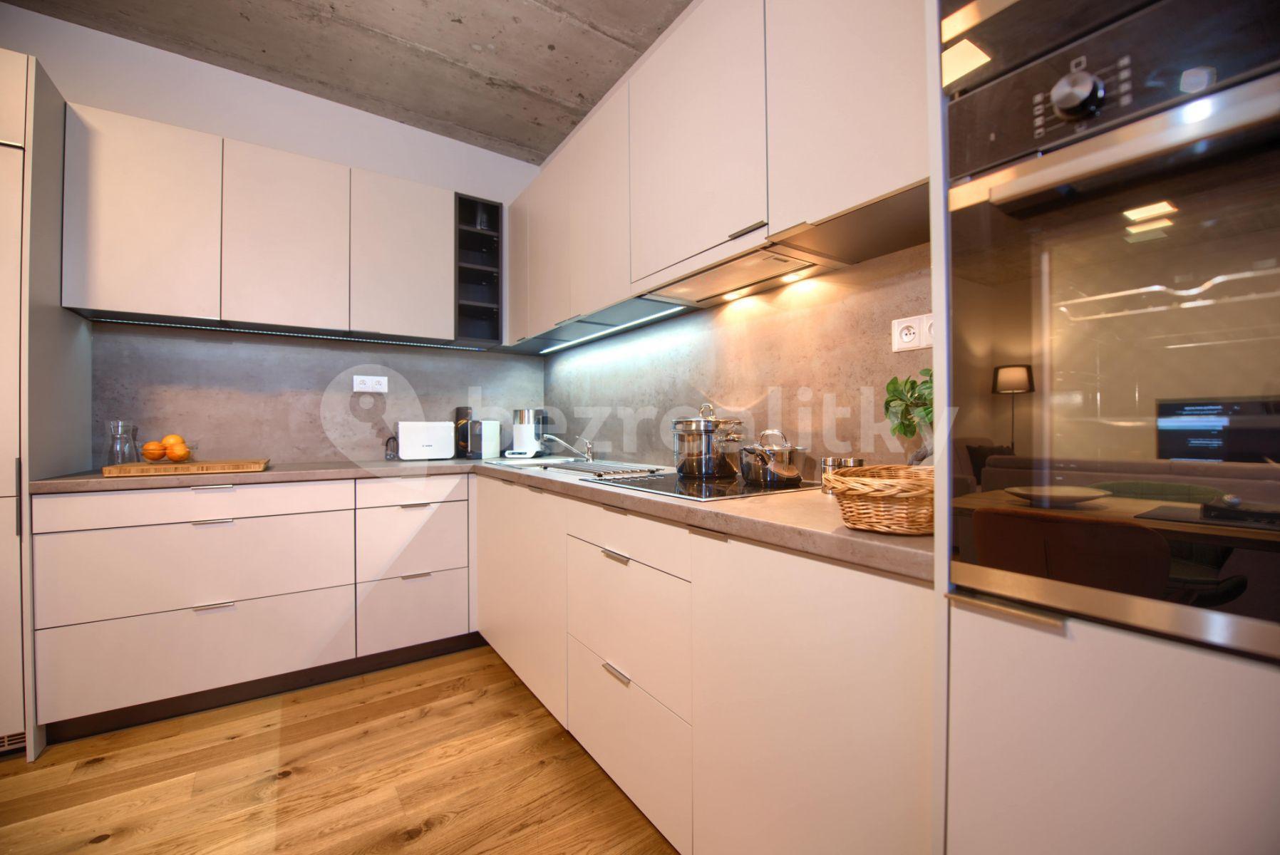 Prenájom bytu 3-izbový 90 m², Soukenická, Praha, Praha