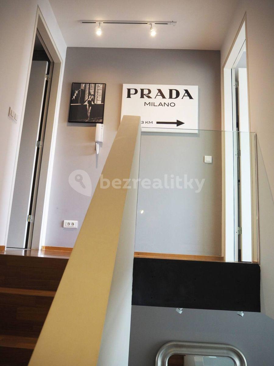 Prenájom bytu 3-izbový 90 m², Šaldova, Praha, Praha