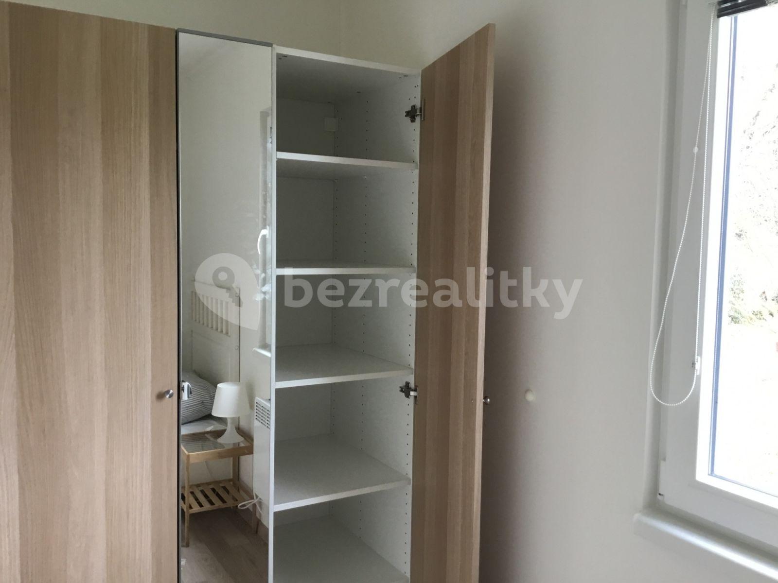 Prenájom bytu 3-izbový 48 m², V Cestách, Šestajovice, Středočeský kraj