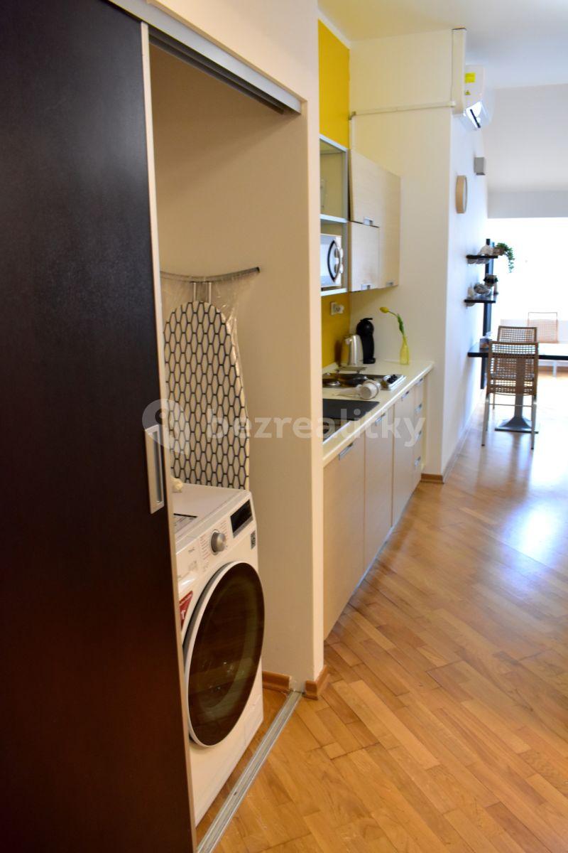 Prenájom bytu 1-izbový 60 m², Staropramenná, Praha, Praha