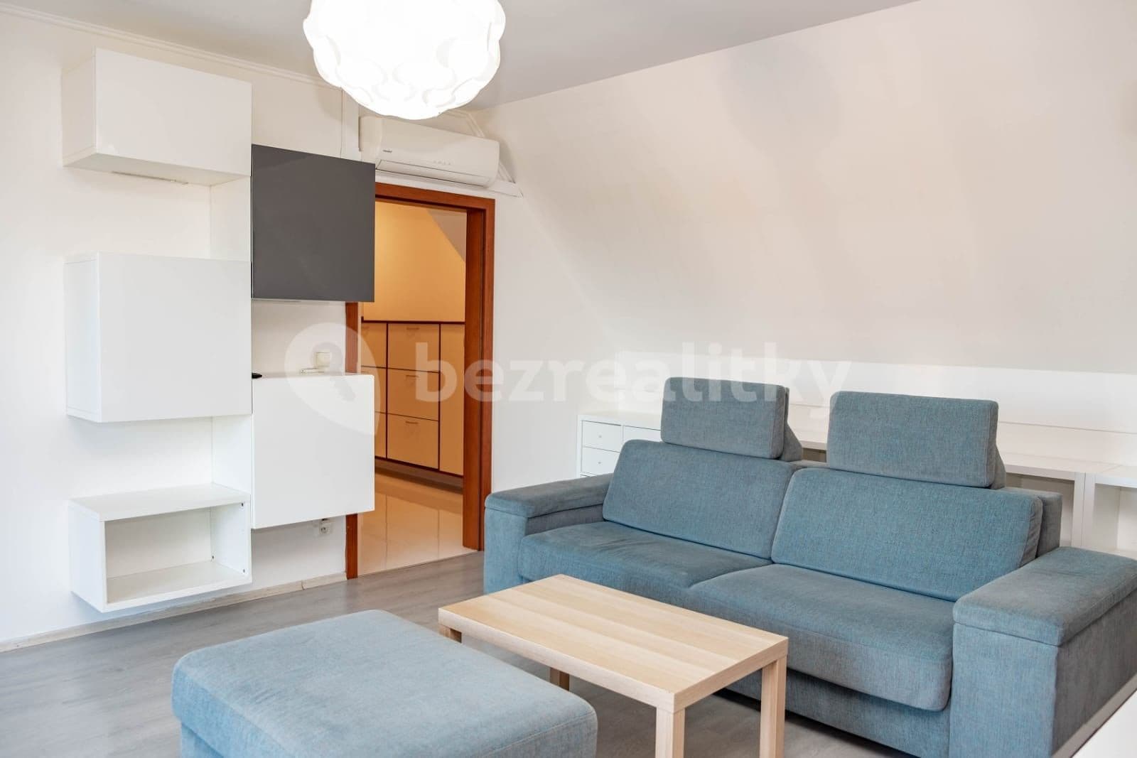 Prenájom bytu 3-izbový 65 m², Průběžná, Nupaky, Středočeský kraj