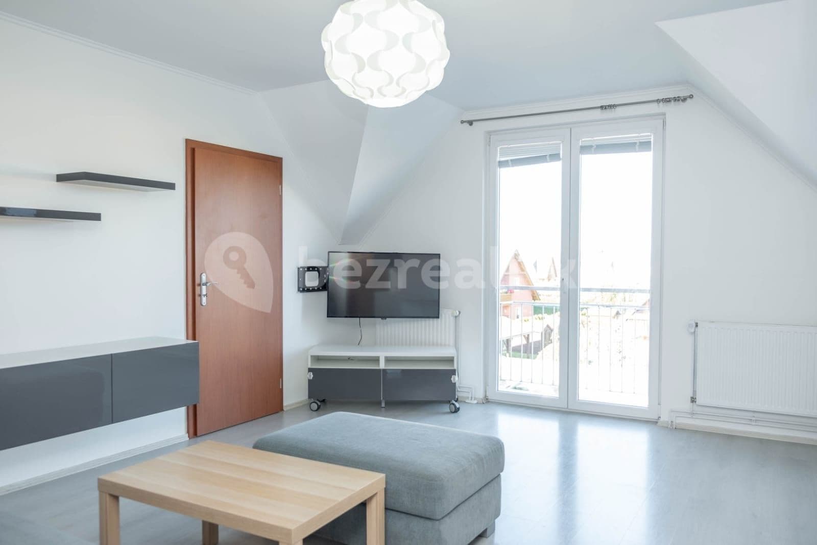 Prenájom bytu 3-izbový 65 m², Průběžná, Nupaky, Středočeský kraj