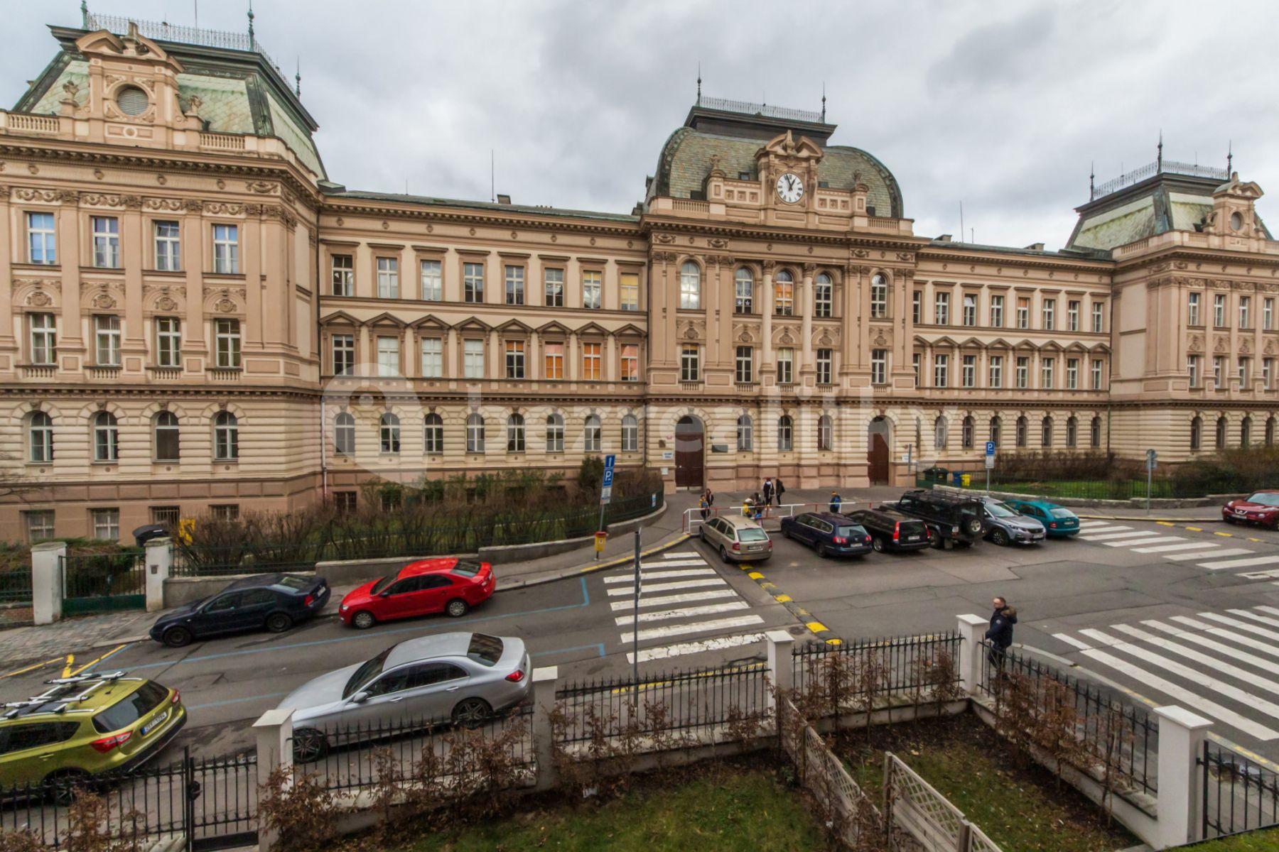 Prenájom bytu 2-izbový 60 m², Balbínova, Praha, Praha