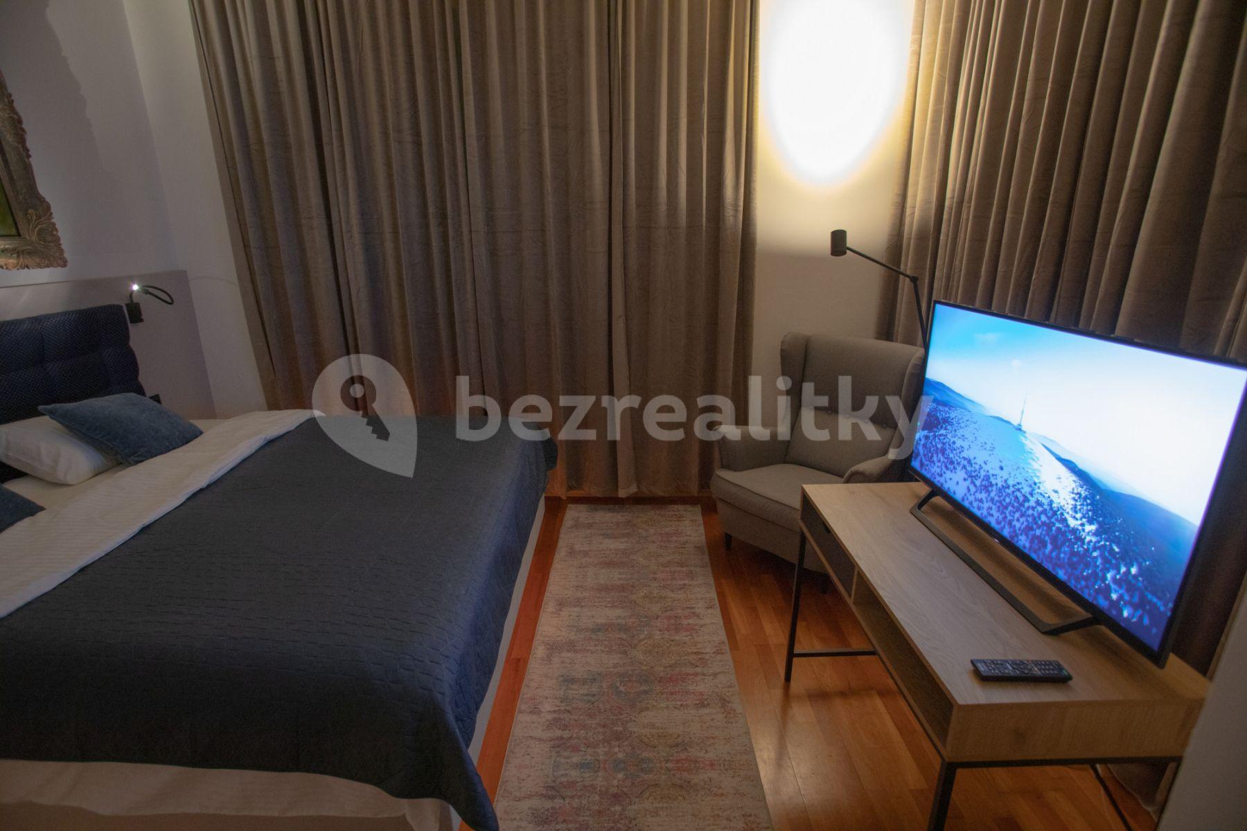 Prenájom bytu 2-izbový 40 m², Mostecká, Praha, Praha