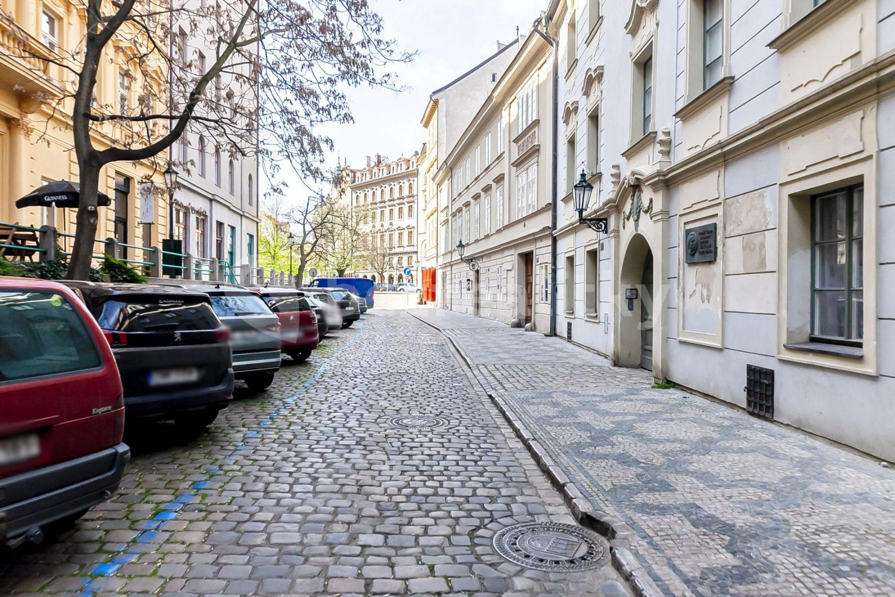 Prenájom bytu 2-izbový 50 m², U Obecního dvora, Praha, Praha