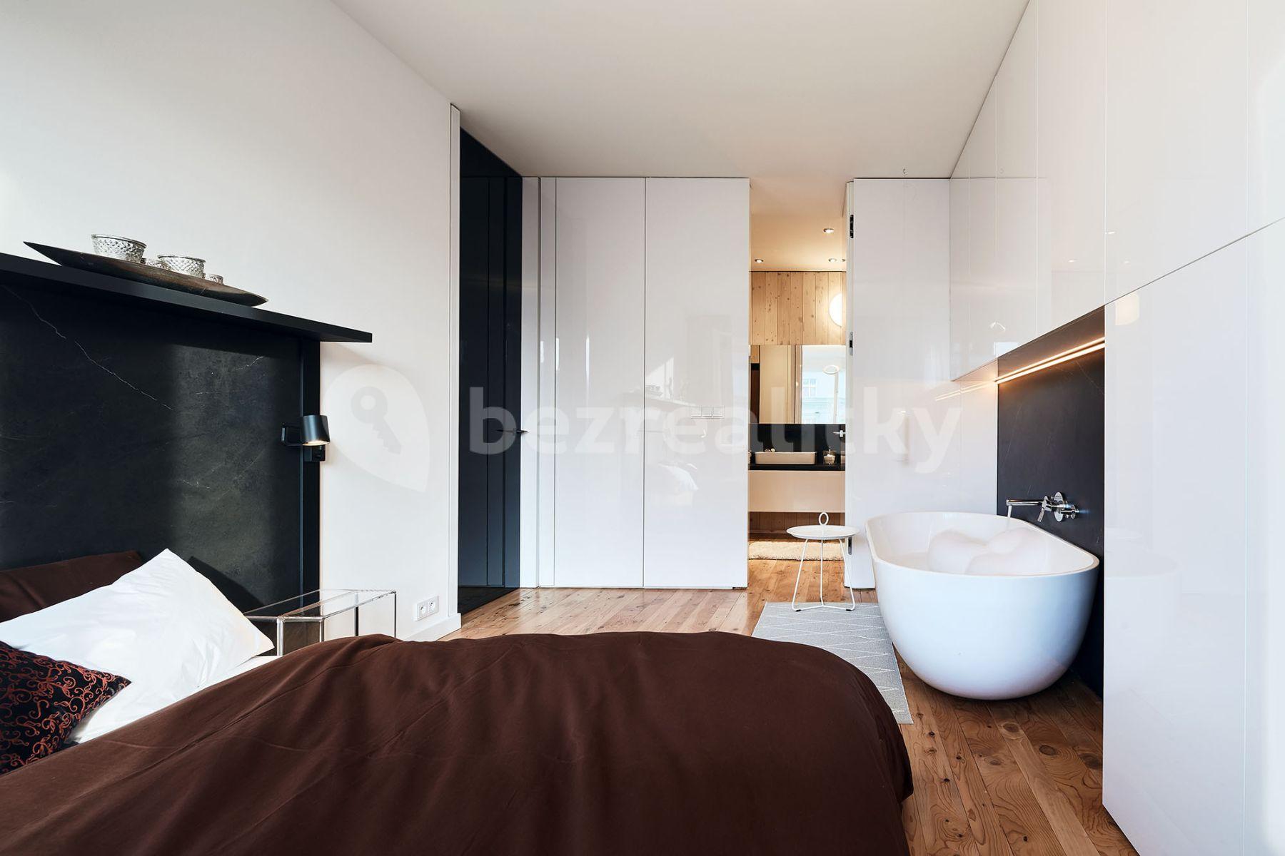 Prenájom bytu 3-izbový 105 m², Lodecká, Praha, Praha